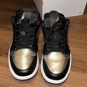 Jordan Air 1 Low SE Black and Metallic Silver